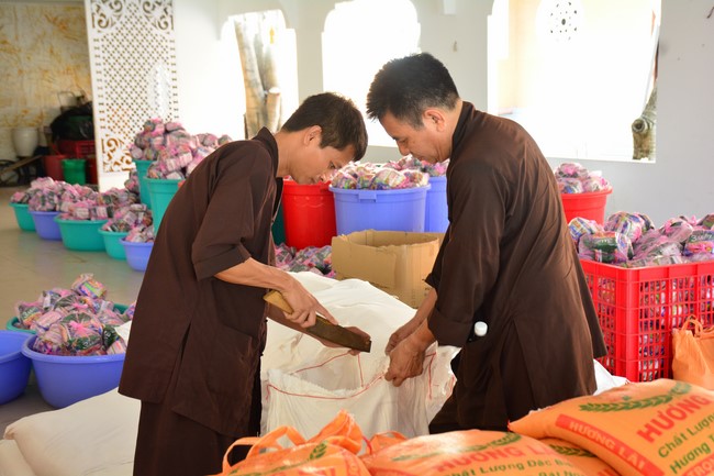 Continuing to support people in need in the Covid-19 pandemic of Hoang Phap Pagoda (series 4)